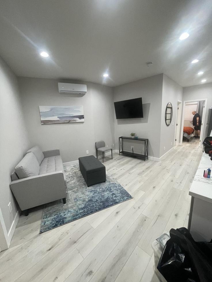 Elegante sala de estar con mobiliario moderno en un apartamento en Building Market Street - kubandaproperties - 1585129 en San Diego, San Diego