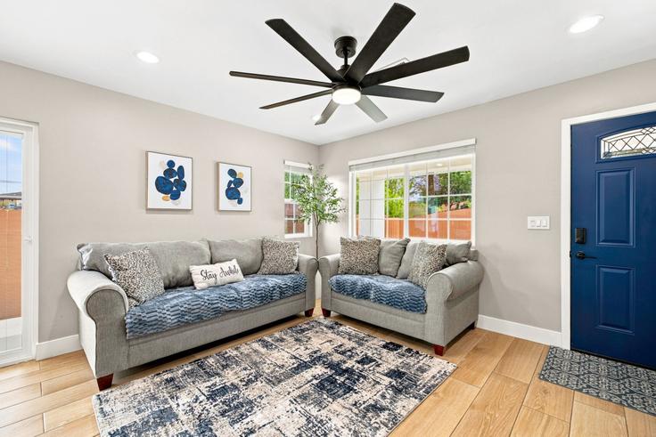 Elegante sala de estar con mobiliario moderno en un apartamento en Building Republic Street - kubandaproperties - 1604791 en San Diego, San Diego Elegante sala de estar con mobiliario moderno en un apartamento en Building Republic Street - kubandaproperties - 1604791 en San Diego, San Diego