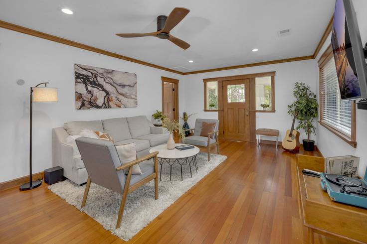 Elegante sala de estar con mobiliario moderno en un apartamento en Building Johnson Avenue - kubandaproperties - 1288248 - SAN en San Diego, San Diego Elegante sala de estar con mobiliario moderno en un apartamento en Building Johnson Avenue - kubandaproperties - 1288248 - SAN en San Diego, San Diego