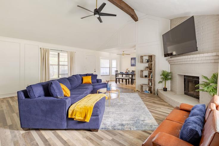 Bedford, Bedford에 위치한 Building Spicewood Road - kuishi-hospitality - 1337791 아파트의 세련된 인테리어가 돋보이는 거실