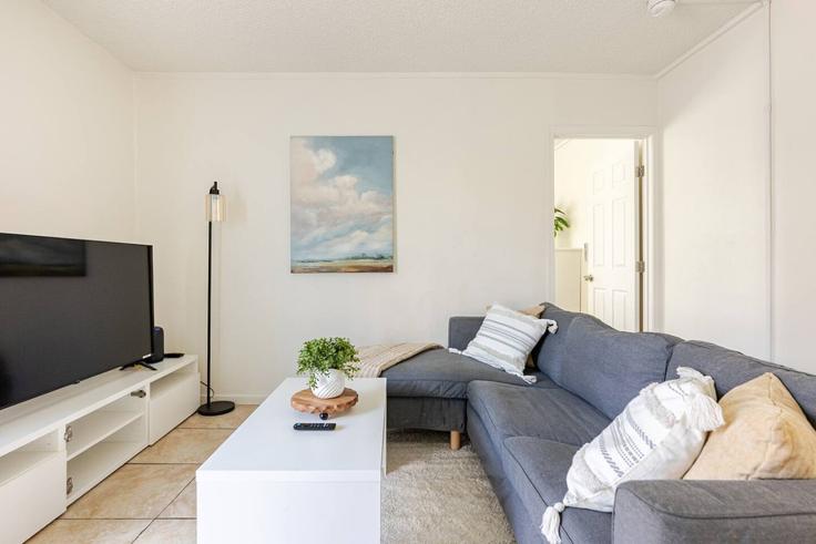 Elegantly designed living room with modern furnishings in an apartment at Building Pennsylvania Avenue - kuishi-hospitality - 1526923 in Los Angeles, Los Angeles Elegantly designed living room with modern furnishings in an apartment at Building Pennsylvania Avenue - kuishi-hospitality - 1526923 in Los Angeles, Los Angeles