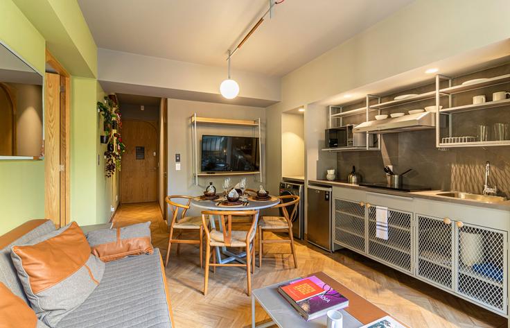 Salle de séjour élégante avec mobilier moderne dans un appartement à Building Calle Varsovia - kukun - 1022750 - MEX à Mexico City, Mexico City