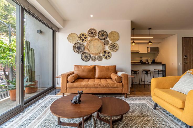 Elegant gestaltetes Wohnzimmer mit moderner Einrichtung in einer Wohnung im Building Avenida Mazatlan - kukun - 1022681 - MEX in Mexico City, Mexico City