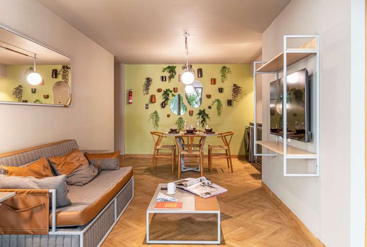 Elegante sala de estar con mobiliario moderno en un apartamento en Building Calle Varsovia - kukun - 1022770 - MEX en Mexico City, Mexico City Elegante sala de estar con mobiliario moderno en un apartamento en Building Calle Varsovia - kukun - 1022770 - MEX en Mexico City, Mexico City