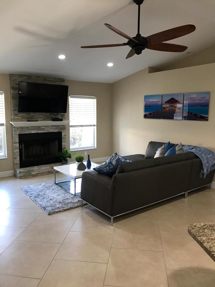 Cape Coral, Cape Coral에 위치한 Building Southwest 45th Terrace - kw-best-invest - 1639565 유닛의 세련된 인테리어가 돋보이는 거실 Cape Coral, Cape Coral에 위치한 Building Southwest 45th Terrace - kw-best-invest - 1639565 유닛의 세련된 인테리어가 돋보이는 거실