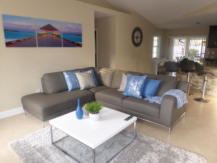 Elegante sala de estar con mobiliario moderno en un apartamento en Building Southwest 45th Terrace - kw-best-invest - 1639565 en Cape Coral, Cape Coral Elegante sala de estar con mobiliario moderno en un apartamento en Building Southwest 45th Terrace - kw-best-invest - 1639565 en Cape Coral, Cape Coral