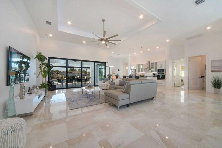 Elegante sala de estar con mobiliario moderno en un apartamento en Building Southwest 12th Place - kw-best-invest - 1639301 en Cape Coral, Cape Coral Elegante sala de estar con mobiliario moderno en un apartamento en Building Southwest 12th Place - kw-best-invest - 1639301 en Cape Coral, Cape Coral