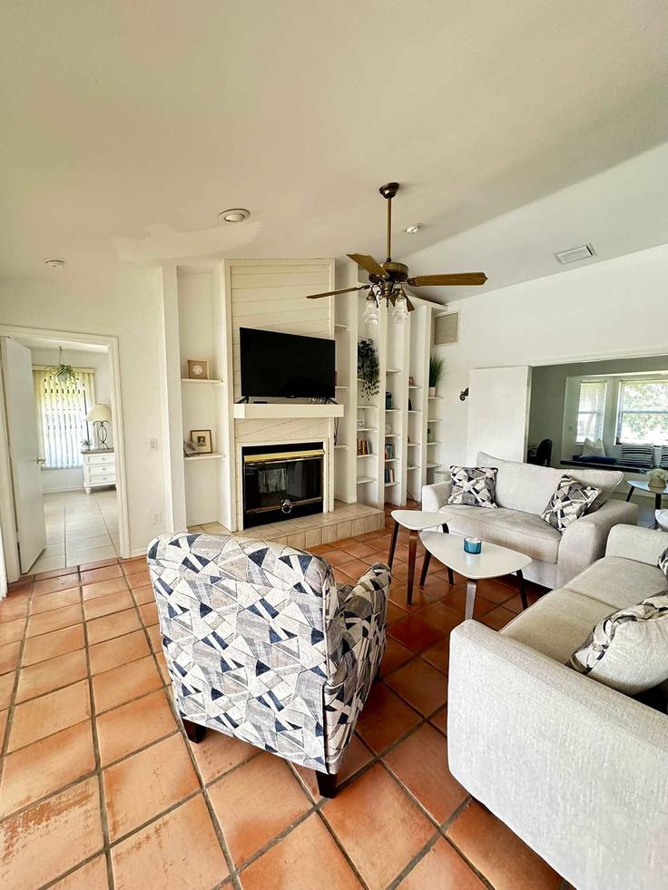 Elegante sala de estar con mobiliario moderno en un apartamento en Building Southwest 8th Place - kw-best-invest - 1639292 en Cape Coral, Cape Coral Elegante sala de estar con mobiliario moderno en un apartamento en Building Southwest 8th Place - kw-best-invest - 1639292 en Cape Coral, Cape Coral