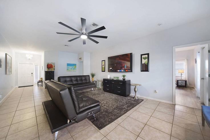 Cape Coral, Cape Coral에 위치한 Building Southwest 33rd Place - kw-best-invest - 1639303 유닛의 세련된 인테리어가 돋보이는 거실 Cape Coral, Cape Coral에 위치한 Building Southwest 33rd Place - kw-best-invest - 1639303 유닛의 세련된 인테리어가 돋보이는 거실
