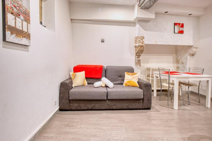 Elegante sala de estar con mobiliario moderno en un apartamento en Building 11 Rue Limogeanne, 24000 Périgueux, France - la-conciergerie-du-perigord - 1640043 en Périgueux, Périgueux Elegante sala de estar con mobiliario moderno en un apartamento en Building 11 Rue Limogeanne, 24000 Périgueux, France - la-conciergerie-du-perigord - 1640043 en Périgueux, Périgueux