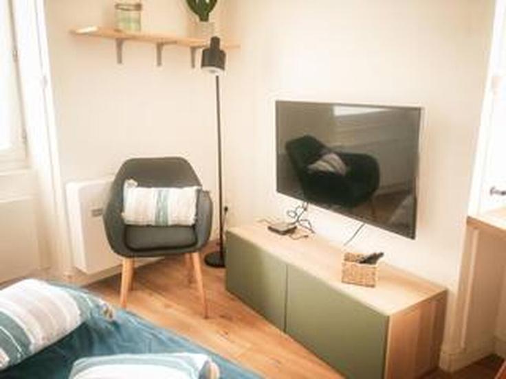Elegante sala de estar con mobiliario moderno en un apartamento en Building 9 Rue Kléber, Périgueux, France - la-conciergerie-du-perigord - 1640042 en Périgueux, Périgueux Elegante sala de estar con mobiliario moderno en un apartamento en Building 9 Rue Kléber, Périgueux, France - la-conciergerie-du-perigord - 1640042 en Périgueux, Périgueux