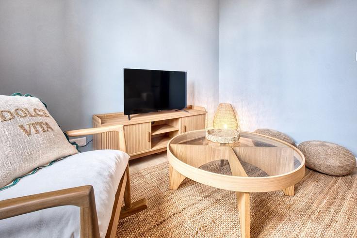 Elegante sala de estar con mobiliario moderno en un apartamento en Building 11 Rue Pierre Magne, Périgueux, France - la-conciergerie-du-perigord - 1640022 en Périgueux, Périgueux Elegante sala de estar con mobiliario moderno en un apartamento en Building 11 Rue Pierre Magne, Périgueux, France - la-conciergerie-du-perigord - 1640022 en Périgueux, Périgueux