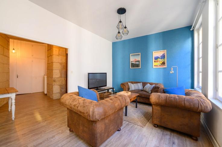 Elegante sala de estar con mobiliario moderno en un apartamento en Building 5 Rue Saint-Front, 24000 Périgueux, France - la-conciergerie-du-perigord - 1640037 en Périgueux, Périgueux Elegante sala de estar con mobiliario moderno en un apartamento en Building 5 Rue Saint-Front, 24000 Périgueux, France - la-conciergerie-du-perigord - 1640037 en Périgueux, Périgueux