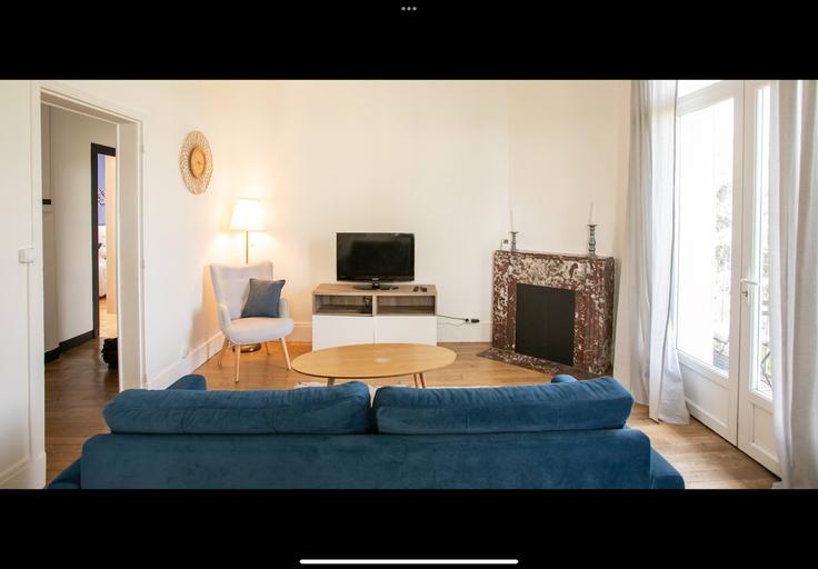 Elegante sala de estar con mobiliario moderno en un apartamento en Building 60 Rue Paul Louis Courier, Périgueux, France - la-conciergerie-du-perigord - 1640052 en Périgueux, Périgueux Elegante sala de estar con mobiliario moderno en un apartamento en Building 60 Rue Paul Louis Courier, Périgueux, France - la-conciergerie-du-perigord - 1640052 en Périgueux, Périgueux