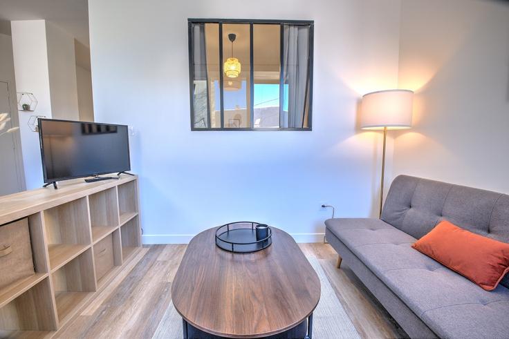 Elegante sala de estar con mobiliario moderno en un apartamento en Building 16 Rue Gambetta, Périgueux, France - la-conciergerie-du-perigord - 1640047 en Périgueux, Périgueux Elegante sala de estar con mobiliario moderno en un apartamento en Building 16 Rue Gambetta, Périgueux, France - la-conciergerie-du-perigord - 1640047 en Périgueux, Périgueux