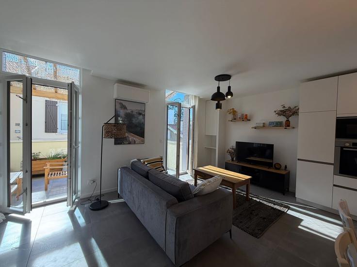 Elegante sala de estar con mobiliario moderno en un apartamento en Building Rue Laënnec - la-conciergerie-lyonnaise - 1470257 en 8th arrondissement, Lyon