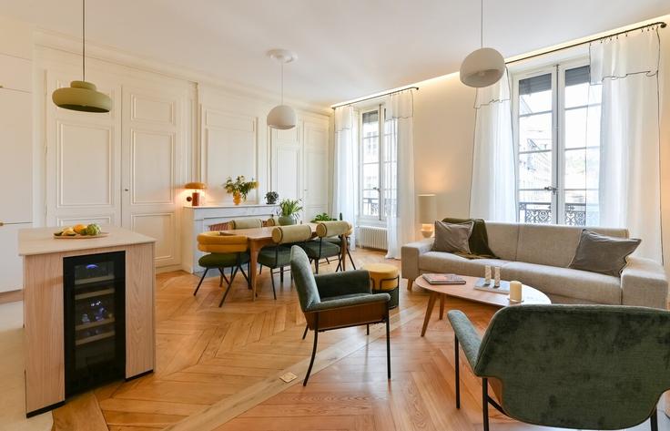Lyon 2nd arrondissementのBuilding Rue Auguste Comte - la-conciergerie-lyonnaise - 1502557のアパートメントにある、モダンな家具を備えたエレガントなデザインのリビングルーム