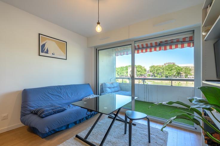 Salle de séjour élégante avec mobilier moderne dans un appartement à Building Quai Joseph Gillet - la-conciergerie-lyonnaise - 1403687 à 4th arrondissement, Lyon Salle de séjour élégante avec mobilier moderne dans un appartement à Building Quai Joseph Gillet - la-conciergerie-lyonnaise - 1403687 à 4th arrondissement, Lyon