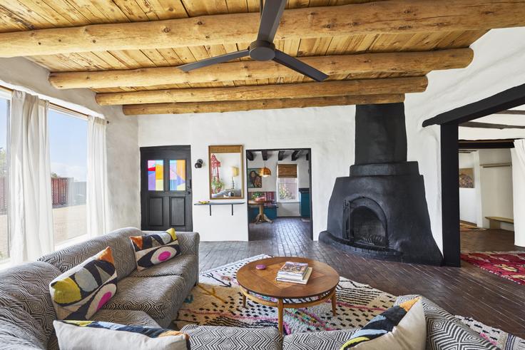 Elegante sala de estar con mobiliario moderno en un apartamento en Building Agua Fria Street - la-dea-santa-fe - 1326840 en Santa Fe, Santa Fe