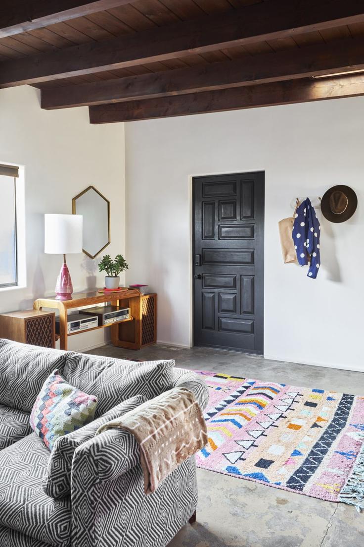 Salle de séjour élégante avec mobilier moderne dans un appartement à Building Agua Fria Street - la-dea-santa-fe - 1326841 à Santa Fe, Santa Fe