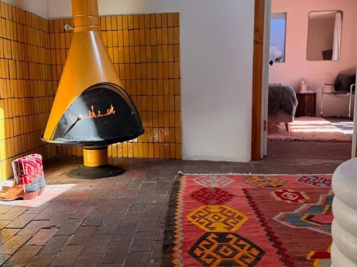 Salle de séjour élégante avec mobilier moderne dans un appartement à Building Agua Fria Street - la-dea-santa-fe - 1326846 à Santa Fe, Santa Fe