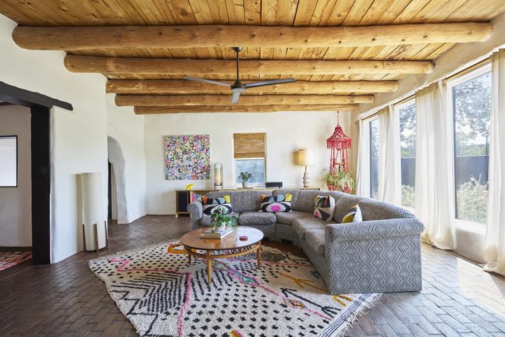 Sala de estar elegantemente projetada com móveis modernos em um apartamento no Building Agua Fria Street - la-dea-santa-fe - 1326847 em Santa Fe, Santa Fe Sala de estar elegantemente projetada com móveis modernos em um apartamento no Building Agua Fria Street - la-dea-santa-fe - 1326847 em Santa Fe, Santa Fe