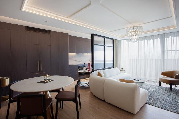 Elegante sala de estar con mobiliario moderno en un apartamento en Building New South Head Road - labode-accommodation - 1337781 en Darling Point, Sydney