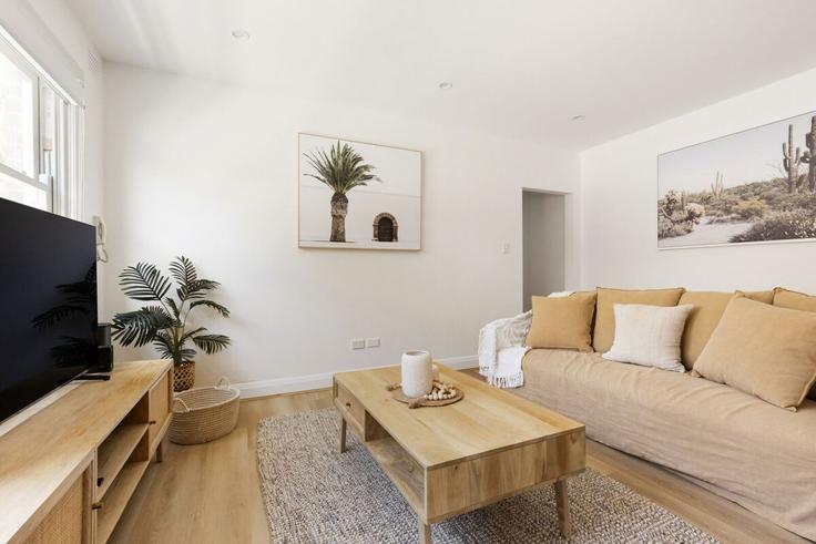 Salle de séjour élégante avec mobilier moderne dans un appartement à Building Rowland Avenue - labode-accommodation - 1319819 à Bondi, Sydney Salle de séjour élégante avec mobilier moderne dans un appartement à Building Rowland Avenue - labode-accommodation - 1319819 à Bondi, Sydney