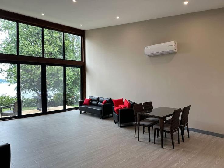 Salle de séjour élégante avec mobilier moderne dans un appartement à Building Englewood Lane - lakefront-resorts - 1314724 - TOR à Lakefield, Lakefield