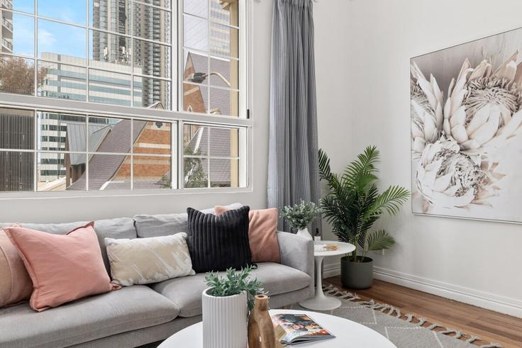 Elegant gestaltetes Wohnzimmer mit moderner Einrichtung in einer Wohnung im Building Ann Street - lane-property - 1310575 - AUS in Brisbane City, Brisbane