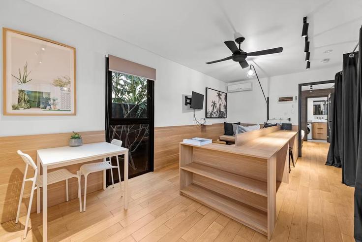 Elegant gestaltetes Wohnzimmer mit moderner Einrichtung in einer Wohnung im Building James Street - lane-property - 1375378 in New Farm, Brisbane Elegant gestaltetes Wohnzimmer mit moderner Einrichtung in einer Wohnung im Building James Street - lane-property - 1375378 in New Farm, Brisbane