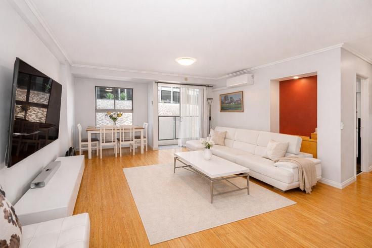 Elegant gestaltetes Wohnzimmer mit moderner Einrichtung in einer Wohnung im Building Ann Street - lane-property - 1383466 in Brisbane City, Brisbane Elegant gestaltetes Wohnzimmer mit moderner Einrichtung in einer Wohnung im Building Ann Street - lane-property - 1383466 in Brisbane City, Brisbane