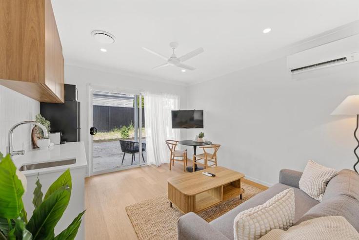 Elegant gestaltetes Wohnzimmer mit moderner Einrichtung in einer Wohnung im Building Cavendish Road - lane-property - 1495838 in Coorparoo, Brisbane