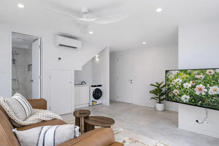 Salle de séjour élégante avec mobilier moderne dans un appartement à Building Twenty First Avenue - lane-property - 1492106 à Palm Beach, Gold Coast