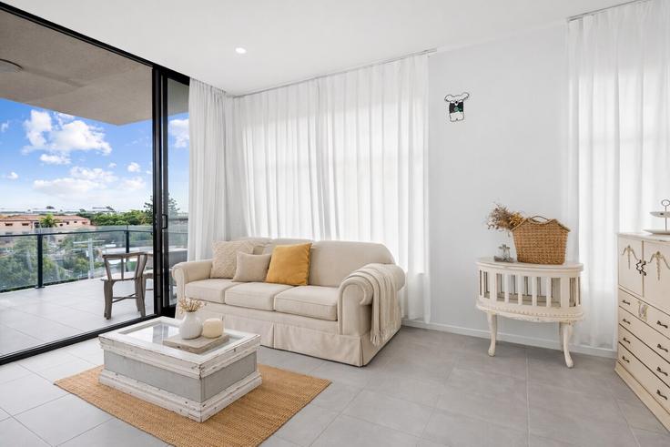 Elegant gestaltetes Wohnzimmer mit moderner Einrichtung in einer Wohnung im Building Khandalla Street - lane-property - 1473249 in Upper Mount Gravatt, Brisbane