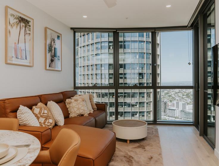 Salle de séjour élégante avec mobilier moderne dans un appartement à Building Margaret Street - lane-property - 1372462 à Brisbane City, Brisbane