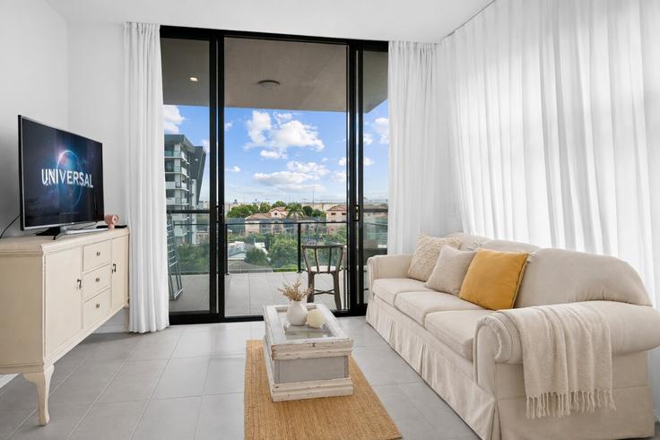 Elegant gestaltetes Wohnzimmer mit moderner Einrichtung in einer Wohnung im Building Khandalla Street - lane-property - 1473249 in Upper Mount Gravatt, Brisbane Elegant gestaltetes Wohnzimmer mit moderner Einrichtung in einer Wohnung im Building Khandalla Street - lane-property - 1473249 in Upper Mount Gravatt, Brisbane