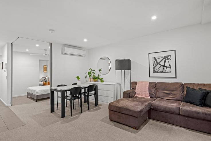 Elegant gestaltetes Wohnzimmer mit moderner Einrichtung in einer Wohnung im Building Merivale Street - lane-property - 1310599 - AUS in South Brisbane, Brisbane