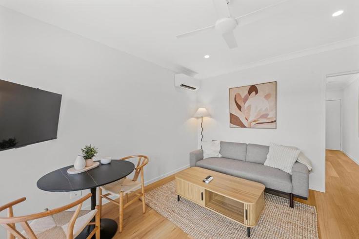 Elegant gestaltetes Wohnzimmer mit moderner Einrichtung in einer Wohnung im Building Cavendish Road - lane-property - 1495840 in Coorparoo, Brisbane