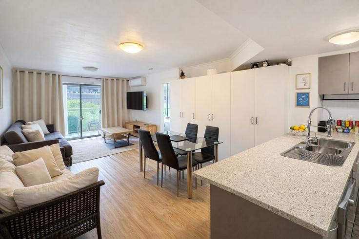 Salle de séjour élégante avec mobilier moderne dans un appartement à Building Brookes Street - lane-property - 1391455 à Bowen Hills, Brisbane