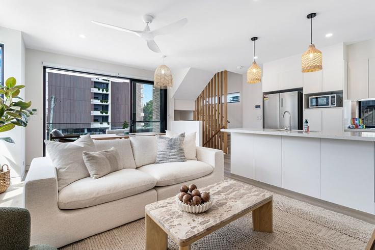 Gold Coast Palm BeachのBuilding Twenty First Avenue - lane-property - 1465888のアパートメントにある、モダンな家具を備えたエレガントなデザインのリビングルーム