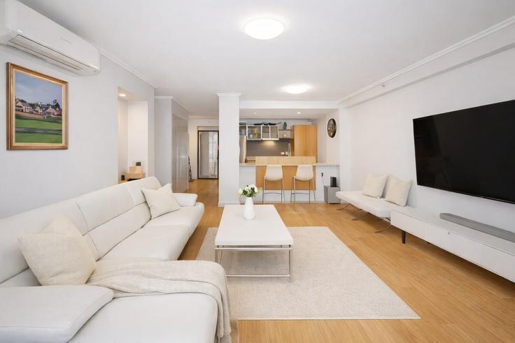 Elegant gestaltetes Wohnzimmer mit moderner Einrichtung in einer Wohnung im Building Ann Street - lane-property - 1383466 in Brisbane City, Brisbane