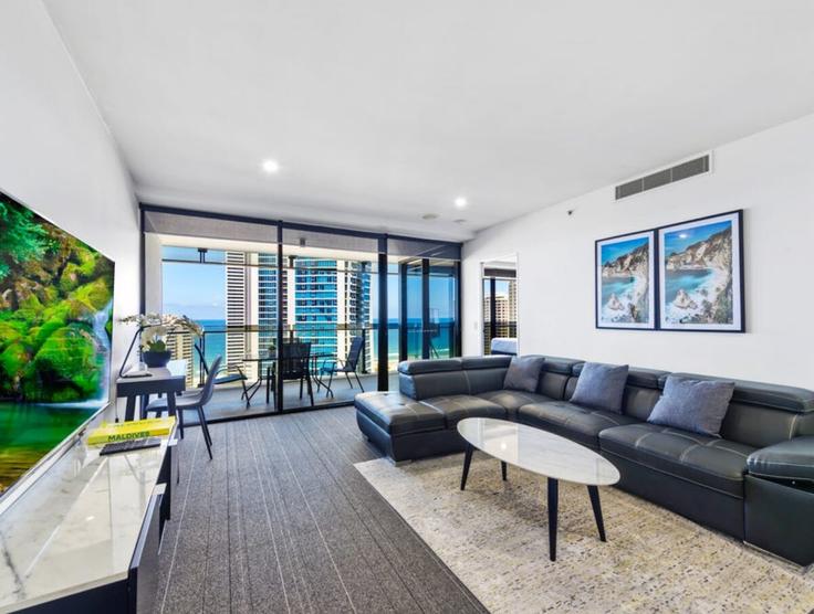 Gold Coast Surfers ParadiseのBuilding Ferny Avenue - lane-property - 1389297のアパートメントにある、モダンな家具を備えたエレガントなデザインのリビングルーム