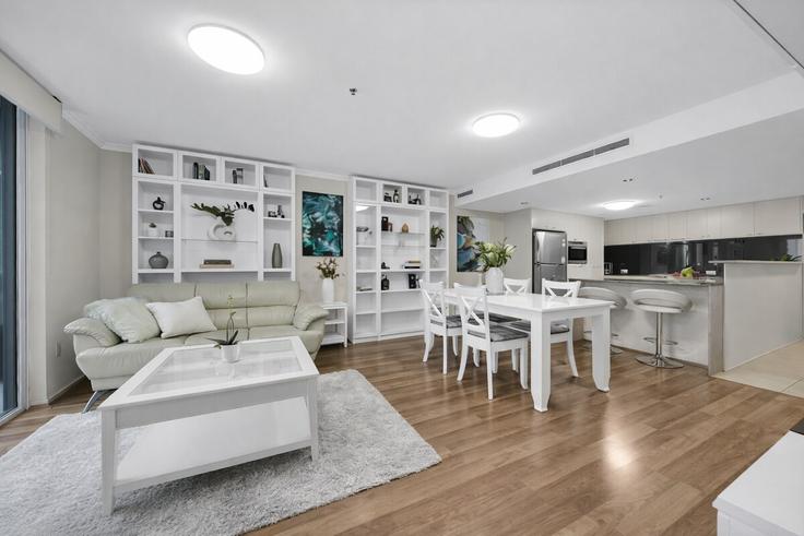 Elegant gestaltetes Wohnzimmer mit moderner Einrichtung in einer Wohnung im Building Mary Street - lane-property - 1492107 in Brisbane City, Brisbane