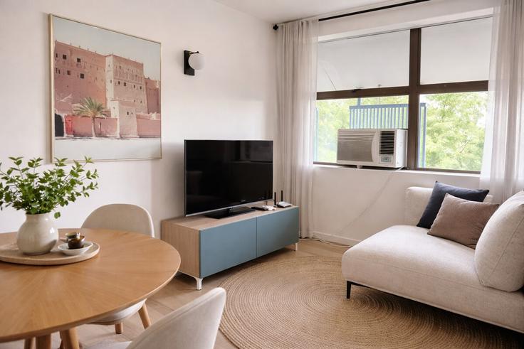 Elegant gestaltetes Wohnzimmer mit moderner Einrichtung in einer Wohnung im Building Lilley Street - lane-property - 1492108 in Spring Hill, Brisbane