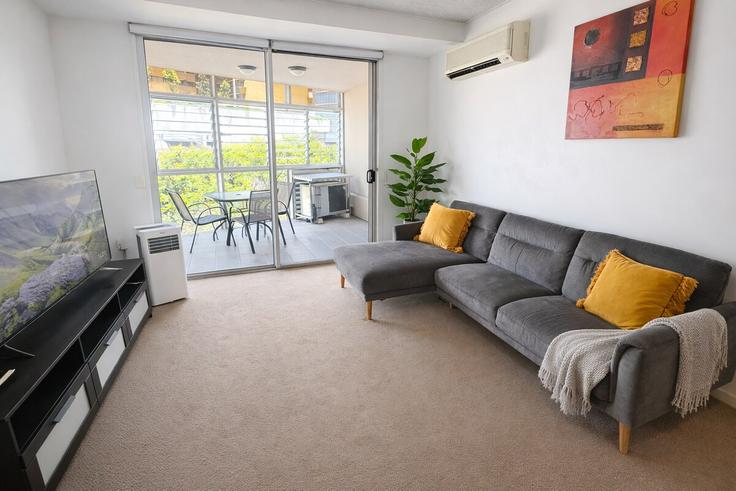 Salle de séjour élégante avec mobilier moderne dans un appartement à Building Ann Street - lane-property - 1407663 à Fortitude Valley, Brisbane