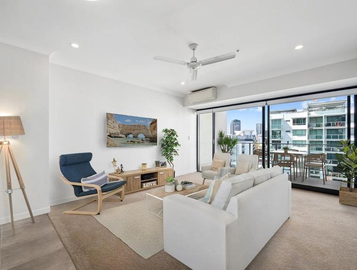 Sala de estar elegantemente projetada com móveis modernos em um apartamento no Building Quay Street - lane-property - 1422319 em Brisbane City, Brisbane