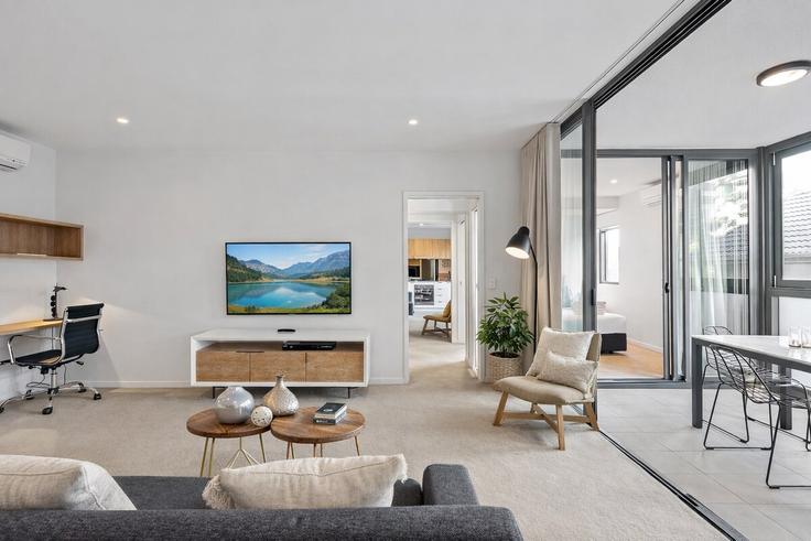 Sala de estar elegantemente projetada com móveis modernos em um apartamento no Building Cordelia Street - lane-property - 1467379 em South Brisbane, Brisbane