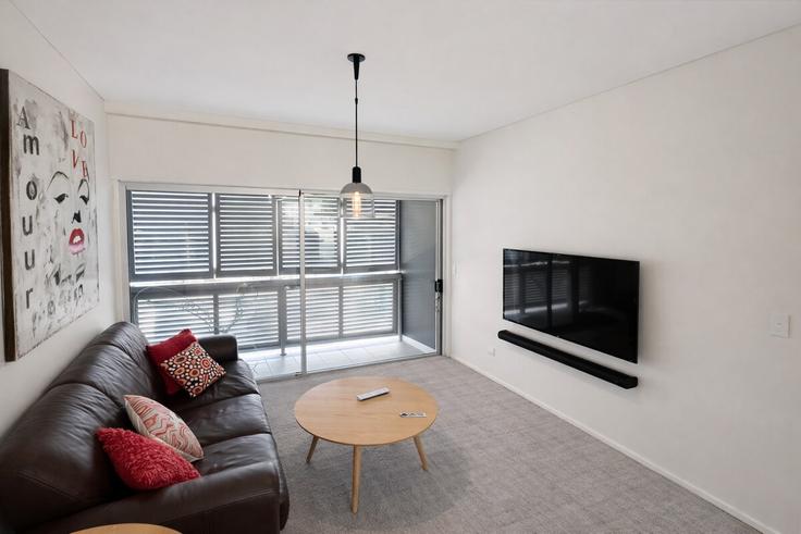 Salle de séjour élégante avec mobilier moderne dans un appartement à Building James Street - lane-property - 1384966 à Fortitude Valley, Brisbane