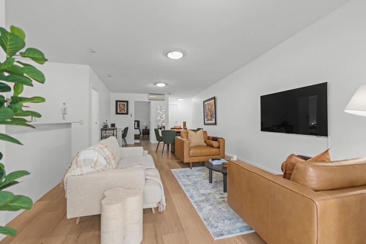 Elegant gestaltetes Wohnzimmer mit moderner Einrichtung in einer Wohnung im Building Beeston Street - lane-property - 1375391 in Teneriffe, Brisbane